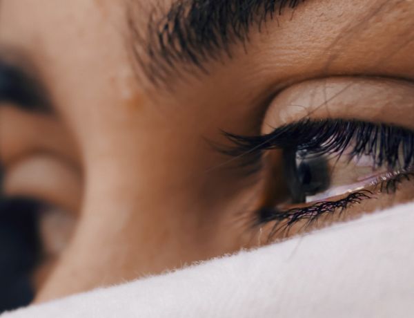 Nahaufnahme von weiblichen Augen mit Make-up und langen Wimpern.