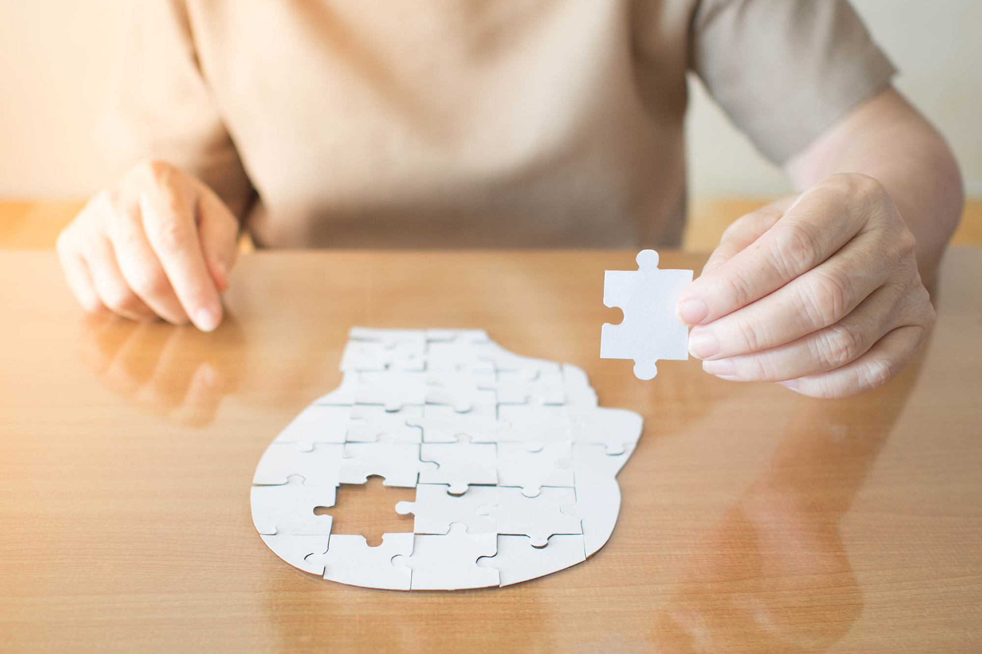 Puzzle mit Kopfmotiv als Zeichen für Demenz- und Alzheimer-Bewusstsein