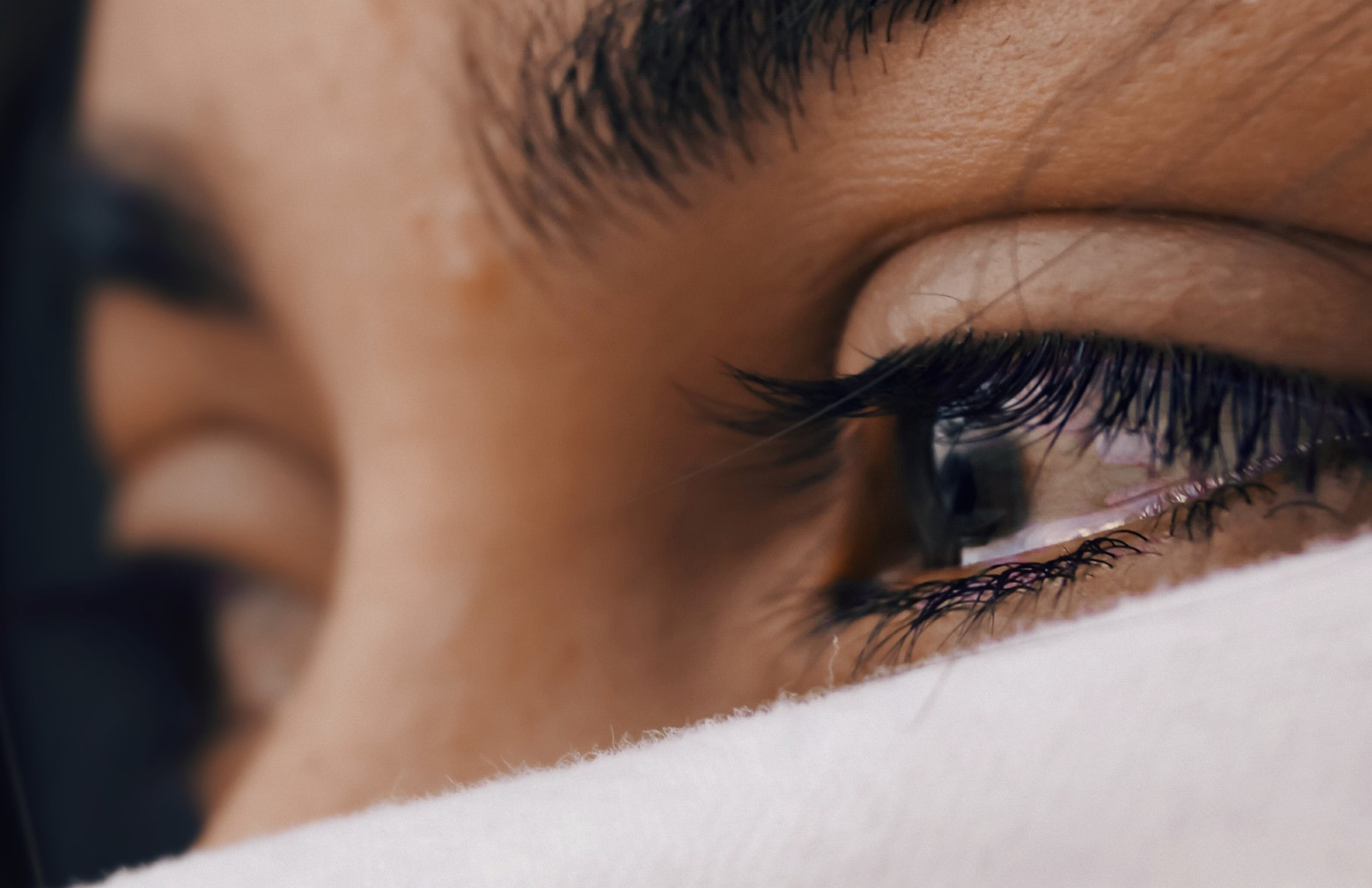 Nahaufnahme von weiblichen Augen mit Make-up und langen Wimpern.